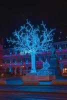 estrasburgo, francia - diciembre de 2015 - árbol azul decoración navideña en lugar gutenberg foto