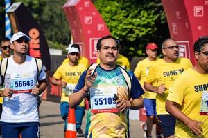 nueva delhi, india - 16 de octubre de 2022 - carrera de media maratón de vedanta delhi después de covid en la que los participantes del maratón están a punto de cruzar la línea de meta, media maratón de delhi 2022 foto