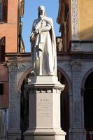 verona, italia - estatua de dante alighieri, famosa escultura antigua del poeta. foto