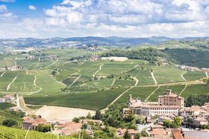paisaje panorámico en la región de piamonte, italia. pintoresca colina de viñedos con el famoso castillo de Barolo. foto