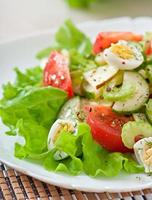 ensalada de tomates, pepinos y huevos de codorniz foto