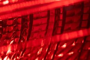fondo rojo - detalle de una luz roja de advertencia de tráfico. el conjunto de luces de freno de un automóvil moderno foto