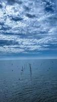 el cielo despejado en el mar foto