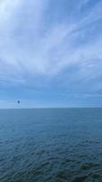 el cielo despejado en el mar foto