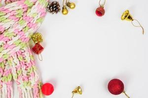 año nuevo o navidad de decoraciones coloridas y bufanda sobre fondo blanco. concepto de festival, temporada y tarjeta de felicitación. foto