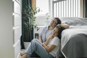 madre e hija sentadas en el suelo en un hogar acogedor. mujer y niña preadolescente pasando tiempo juntas foto