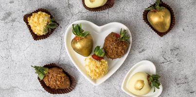 surtido de fresas frescas cubiertas de chocolate. postre concept.flatlay foto