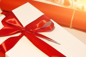regalo con lazo rojo y papel de regalo cerca.concepto de navidad foto