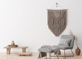 pared blanca vacía en la sala de estar moderna. maqueta interior en estilo escandinavo, boho. gratis, copie el espacio para su imagen, texto u otro diseño. sillón, macramé, jarrón con hierba seca. representación 3d foto