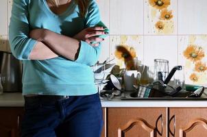 fragmento del cuerpo femenino en el mostrador de la cocina, lleno de foto