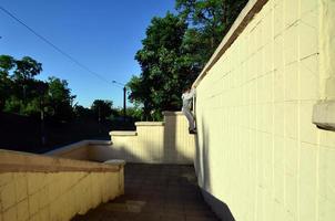 un joven supera obstáculos, trepando por paredes de hormigón. el atleta practica parkour, entrenando en condiciones de calle. el concepto de subculturas deportivas entre los jóvenes foto