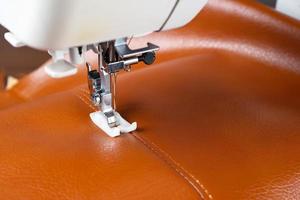 prensatelas de máquina de coser moderna con aguja cose cuero marrón foto