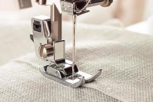 prensatelas de máquina de coser moderna y prenda de vestir. proceso de costura, hecho a mano, hobby, negocio