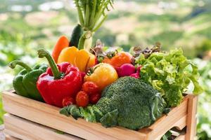 caja de madera llena de verduras orgánicas frescas foto