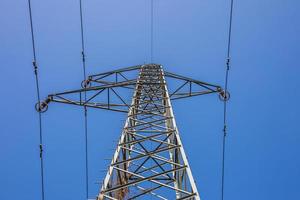 líneas eléctricas de transmisión de electricidad al atardecer. torre de alto voltaje foto