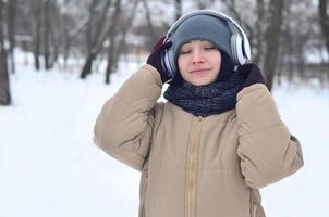 retrato de invierno de niña con auriculares foto