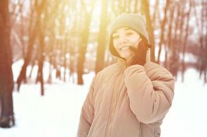 retrato de invierno de niña con teléfono inteligente foto