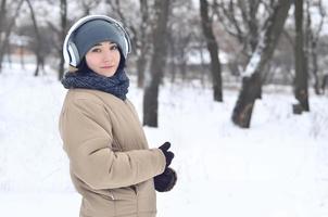 retrato de invierno de niña con auriculares foto