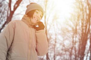 retrato de invierno de niña con teléfono inteligente foto