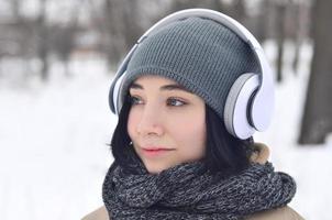 retrato de invierno de niña con auriculares foto