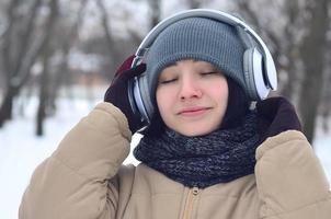 retrato de invierno de niña con auriculares foto