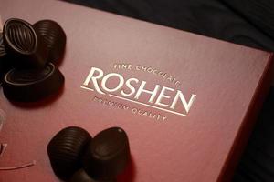 kharkov, ucrania - 11 de enero de 2021 caja de dulces de chocolate rochen. roshen es una corporación ucraniana que ocupó el puesto 18 en la lista de las 100 empresas de confitería más grandes del mundo de la industria de dulces foto