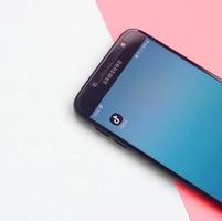 aplicación tiktok en la pantalla del teléfono inteligente samsung con fondo pastel. tiktok es un popular servicio de redes sociales para compartir videos propiedad de bytedance foto