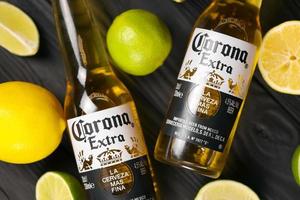 kharkov, ucrania - 9 de diciembre de 2020 botellas de cerveza corona extra con rodajas de lima. corona producida por grupo modelo con anheuser busch inbev la cerveza importada mas popular en estados unidos foto