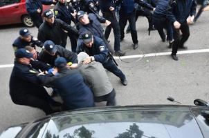 kharkov, ucrania - 17 de mayo de 2017 bloqueo de la salida a los coches de policía por parte de activistas de derecha de kharkiv durante la ruptura de la manifestación lgbt en kharkiv foto