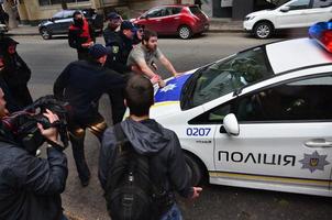 kharkov, ucrania - 17 de mayo de 2017 bloqueo de la salida a los coches de policía por parte de activistas de derecha de kharkiv durante la ruptura de la manifestación lgbt en kharkiv foto