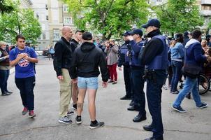 kharkov, ucrania - 17 de mayo de 2017 discusiones entre la organización de nazis y patriotas contra activistas de la primera acción lgbt en kharkov foto