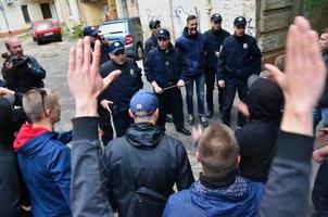 kharkov, ucrania - 17 de mayo de 2017, los agentes de policía arrestan a activistas de derecha de kharkiv que violaron la ley durante la manifestación lgbt en kharkiv foto