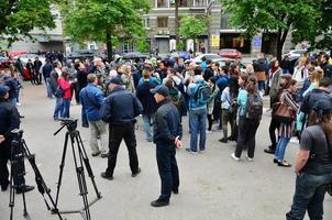 kharkov, ucrania - 17 de mayo de 2017 discusiones entre la organización de nazis y patriotas contra activistas de la primera acción lgbt en kharkov foto