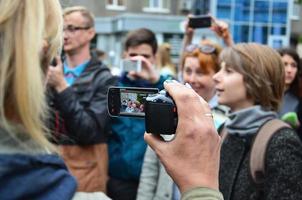 kharkov, ucrania - 17 de mayo de 2017 discusiones entre la organización de nazis y patriotas contra activistas de la primera acción lgbt en kharkov foto