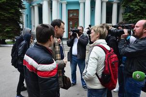 kharkov, ucrania - 17 de mayo de 2017 discusiones entre la organización de nazis y patriotas contra activistas de la primera acción lgbt en kharkov foto
