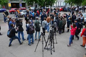 kharkov, ucrania - 17 de mayo de 2017 discusiones entre la organización de nazis y patriotas contra activistas de la primera acción lgbt en kharkov foto