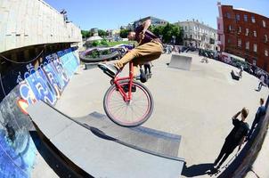 kharkiv, ucrania - 27 de mayo de 2018 ciclistas de bmx freestyle en un skatepark durante el festival anual de culturas callejeras foto