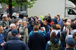 kharkov, ucrania - 17 de mayo de 2017 discusiones entre la organización de nazis y patriotas contra activistas de la primera acción lgbt en kharkov foto