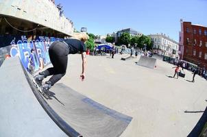 kharkiv, ucrania - 27 de mayo de 2018 patinaje sobre ruedas durante el festival anual de culturas callejeras foto