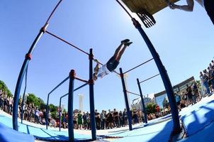 kharkiv, ucrania - 27 de mayo de 2018 espectáculo de entrenamiento callejero durante el festival anual de culturas callejeras foto