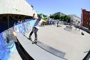 kharkiv, ucrania - 27 de mayo de 2018 patinaje sobre ruedas durante el festival anual de culturas callejeras foto