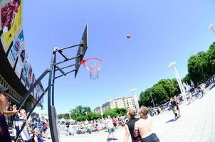 kharkiv, ucrania - 27 de mayo de 2018, los equipos deportivos juegan streetball al aire libre durante el festival anual de culturas callejeras foto