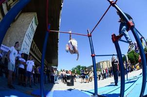 kharkiv, ucrania - 27 de mayo de 2018 espectáculo de entrenamiento callejero durante el festival anual de culturas callejeras foto