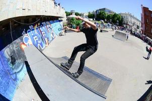 kharkiv, ucrania - 27 de mayo de 2018 patinaje sobre ruedas durante el festival anual de culturas callejeras foto