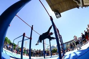 kharkiv, ucrania - 27 de mayo de 2018 espectáculo de entrenamiento callejero durante el festival anual de culturas callejeras foto