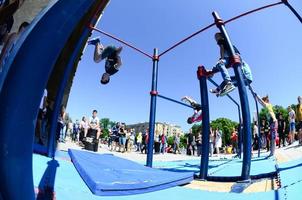 kharkiv, ucrania - 27 de mayo de 2018 espectáculo de entrenamiento callejero durante el festival anual de culturas callejeras foto