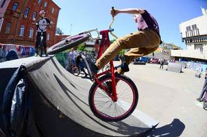 kharkiv, ucrania - 27 de mayo de 2018 ciclistas de bmx freestyle en un skatepark durante el festival anual de culturas callejeras foto