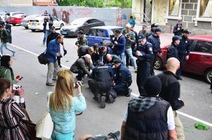 kharkov, ucrania - 17 de mayo de 2017, los agentes de policía arrestan a activistas de derecha de kharkiv que violaron la ley durante la manifestación lgbt en kharkiv foto