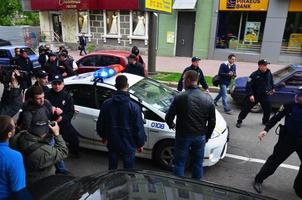 kharkov, ucrania - 17 de mayo de 2017 bloqueo de la salida a los coches de policía por parte de activistas de derecha de kharkiv durante la ruptura de la manifestación lgbt en kharkiv foto