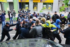 kharkov, ucrania - 17 de mayo de 2017 bloqueo de la salida a los coches de policía por parte de activistas de derecha de kharkiv durante la ruptura de la manifestación lgbt en kharkiv foto